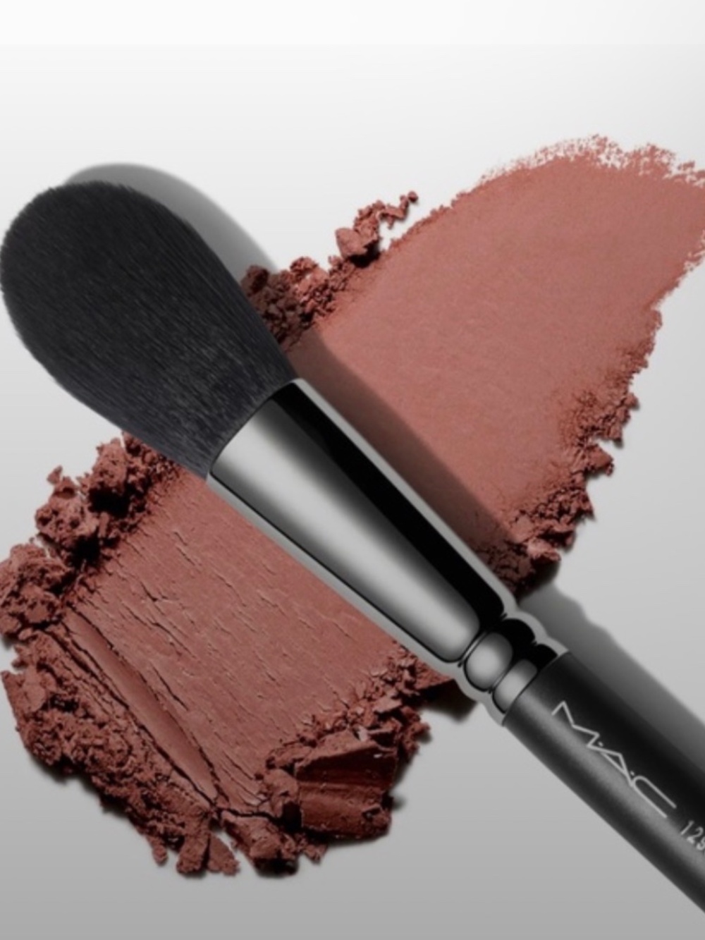MAC Cosmetics 129S Synthetic Powder/Blush Brush NEW/ SEALED IN PACKAGING